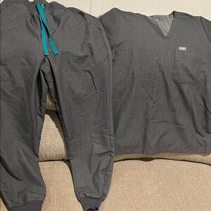 Figs Charcoal Scrub set